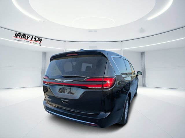 Used 2024 Chrysler Pacifica Touring-L image 3