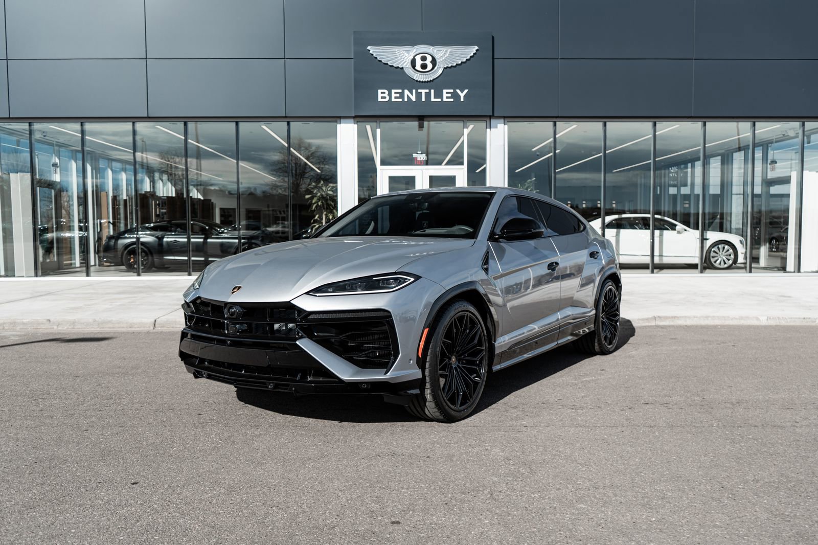 Used 2025 Lamborghini Urus SE image 1