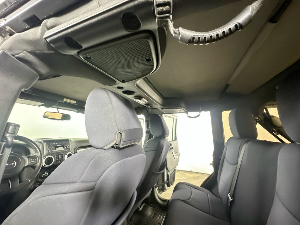 Used 2015 Jeep Wrangler Unlimited Rubicon AWD/4WD image 14