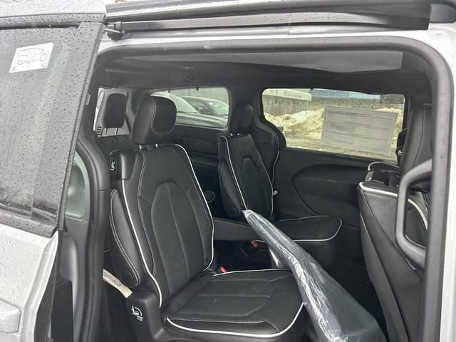 New 2026 Chrysler Pacifica Limited w/ Uconnect Theater Family Group image 28