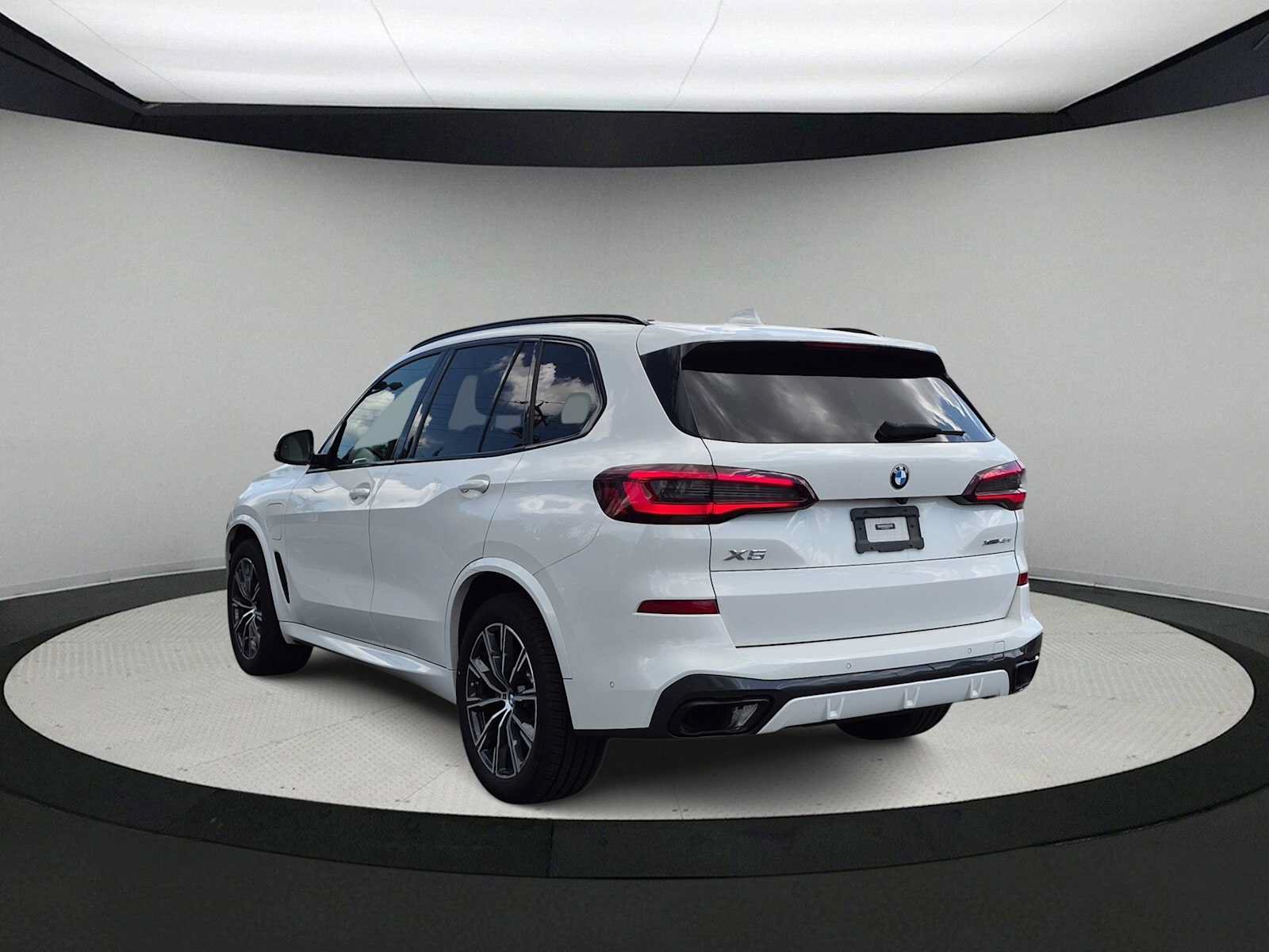 Used 2021 BMW X5 xDrive45e w/ M Sport Package AWD/4WD image 6