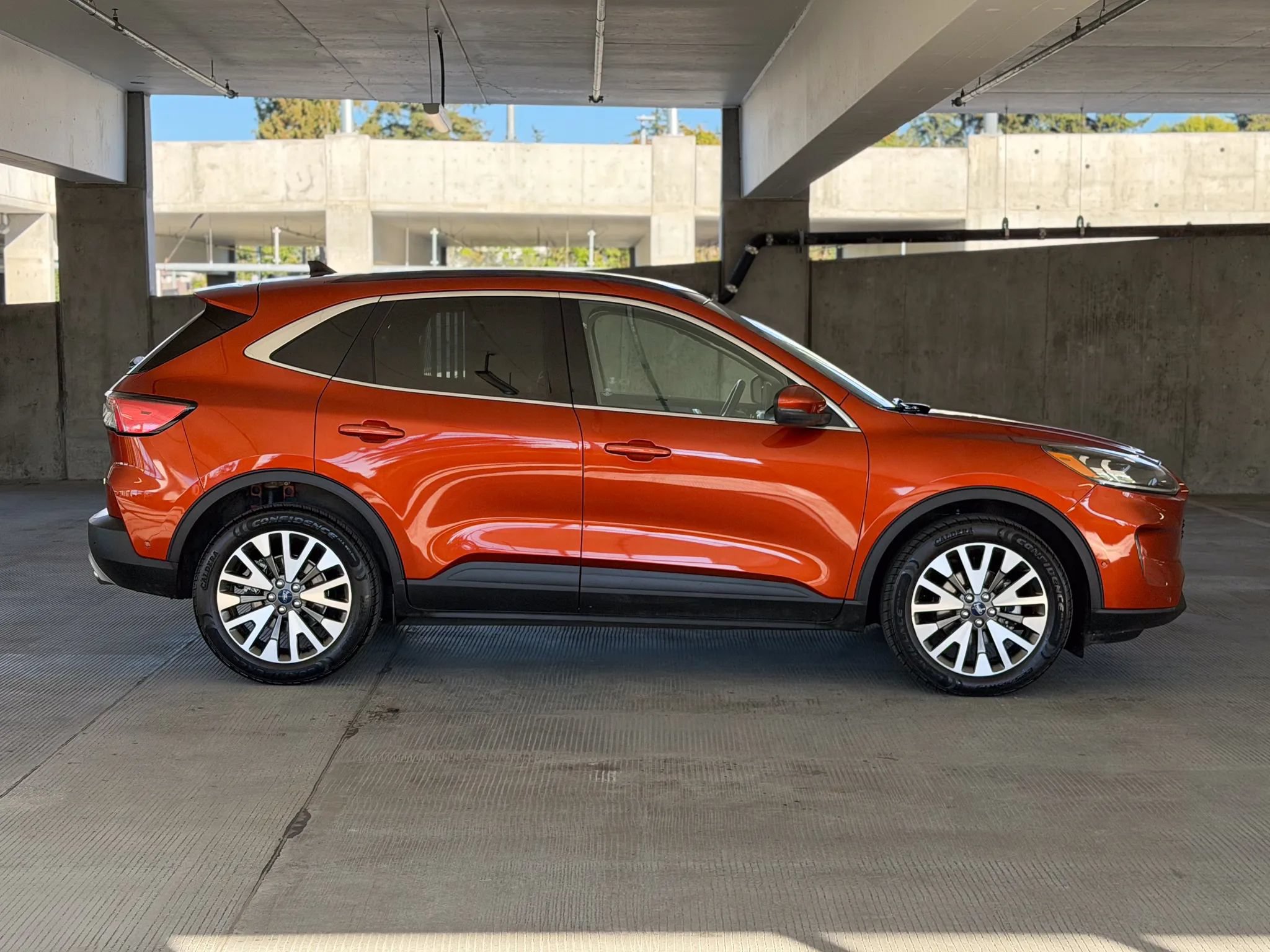 Used 2020 Ford Escape Titanium AWD/4WD image 4