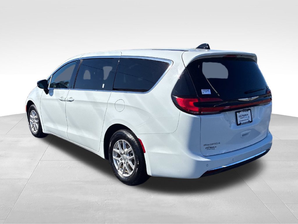 Used 2025 Chrysler Pacifica Select FWD image 3
