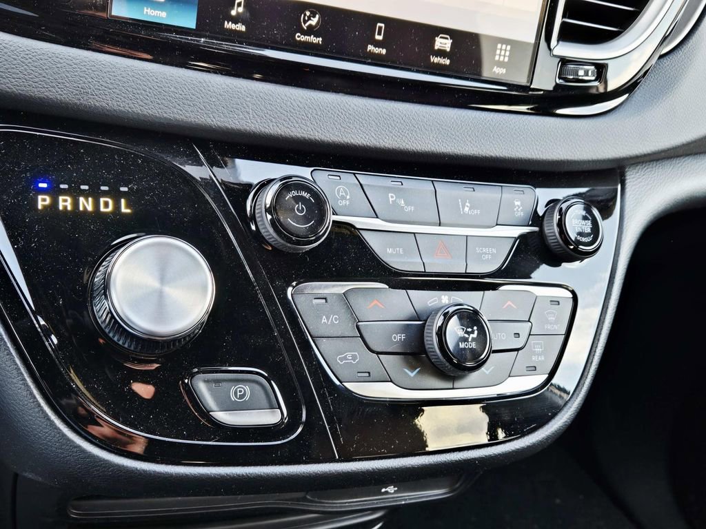 Used 2026 Chrysler Voyager LX image 30