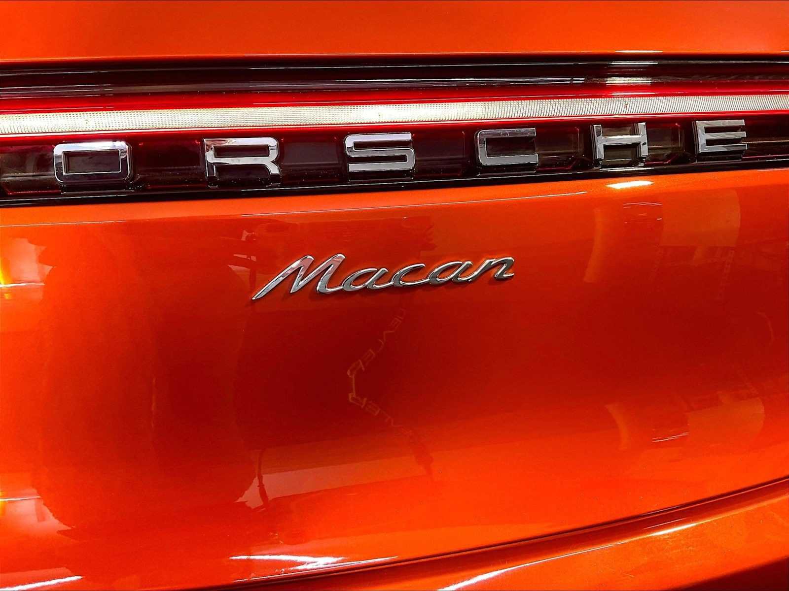 Certified 2023 Porsche Macan AWD/4WD image 35