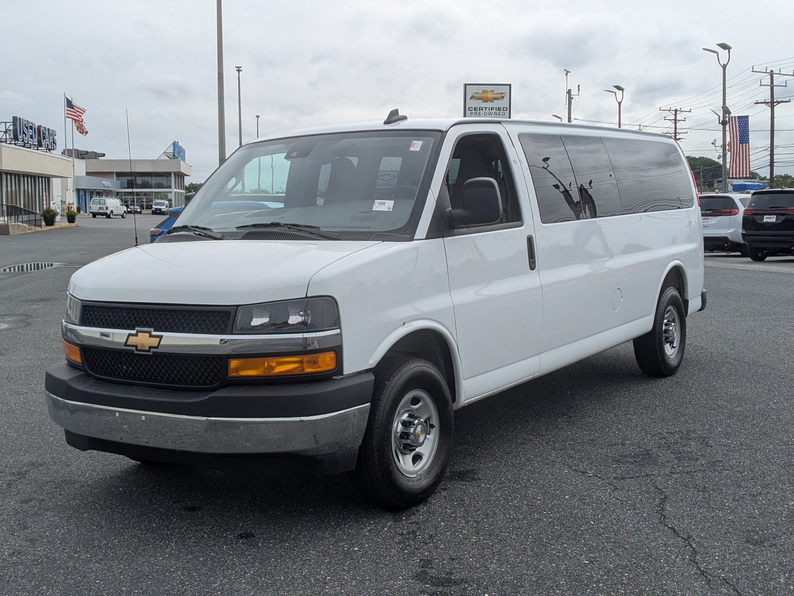 Used 2025 Chevrolet Express 3500 LT w/ LT Preferred Equipment Group RWD image 4