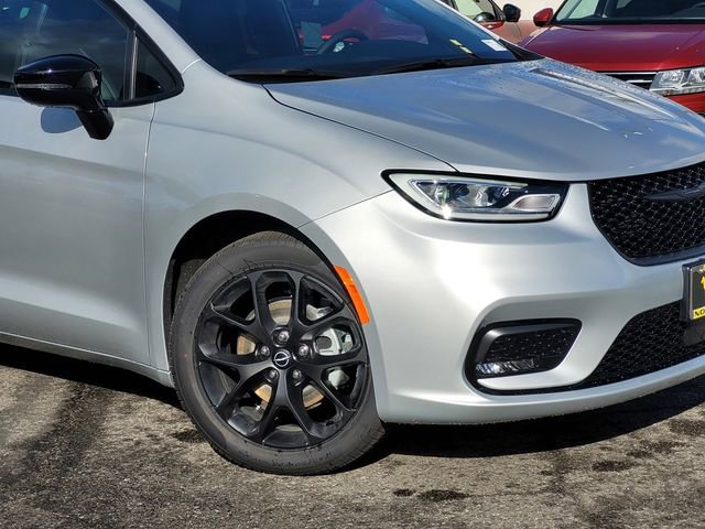New 2026 Chrysler Pacifica Select w/ S Appearance Package image 3