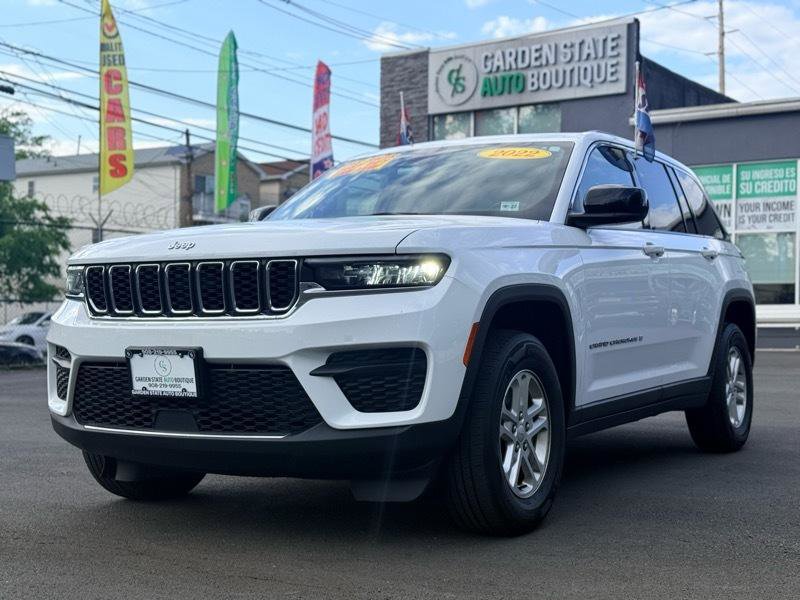 Used 2022 Jeep Grand Cherokee Laredo w/ Luxury Tech Group I AWD/4WD image 1