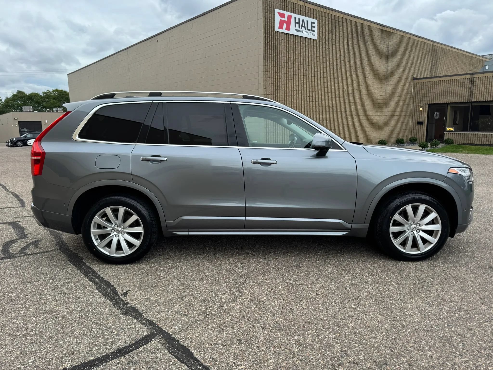 Used 2016 Volvo XC90 T6 Momentum w/ Momentum Plus Package AWD/4WD image 11