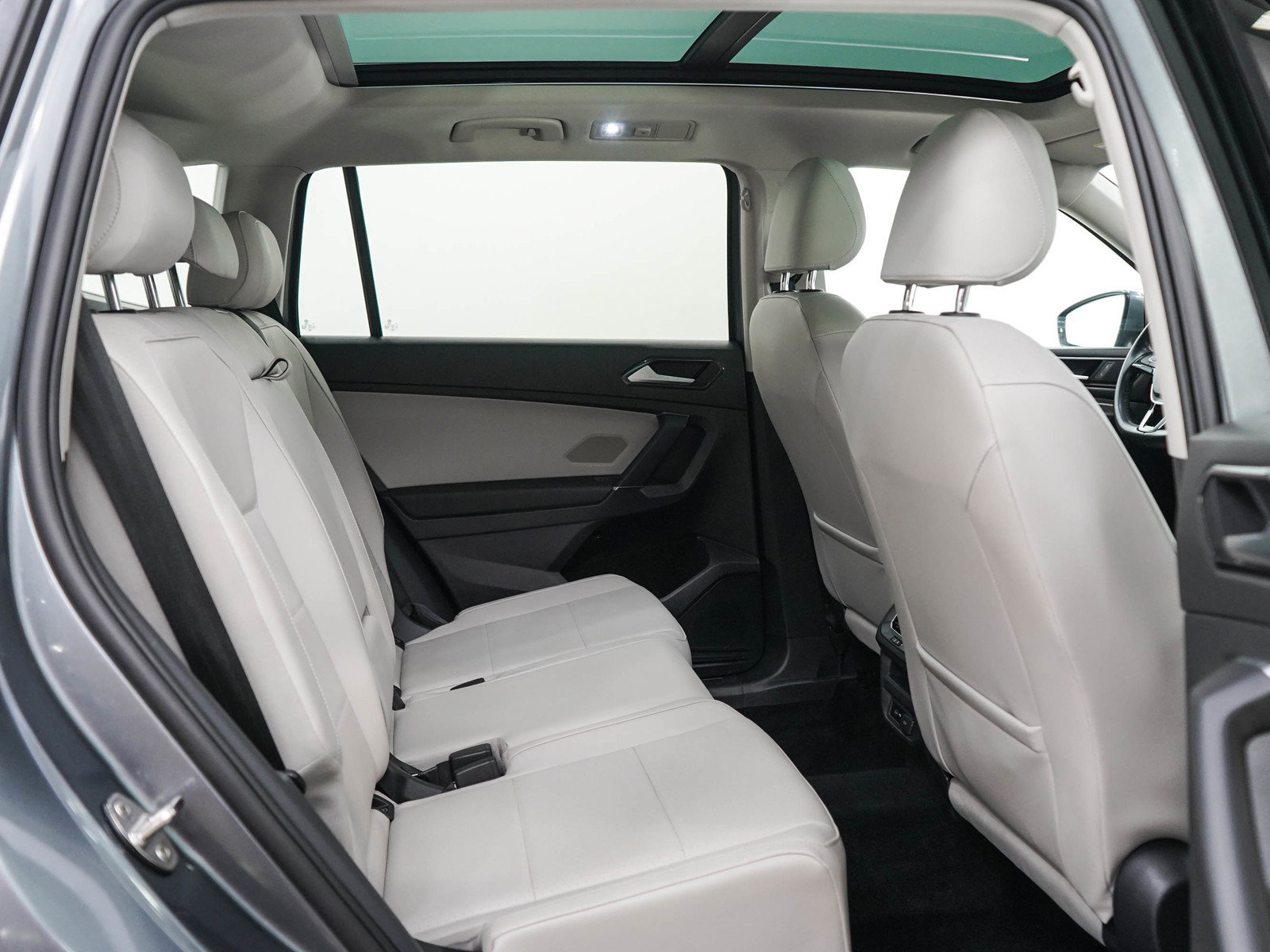 Used 2018 Volkswagen Tiguan SEL AWD/4WD image 12