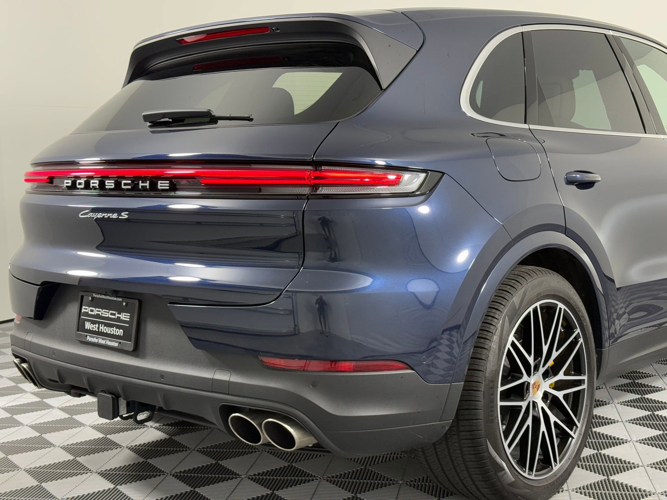 Used 2025 Porsche Cayenne S image 13