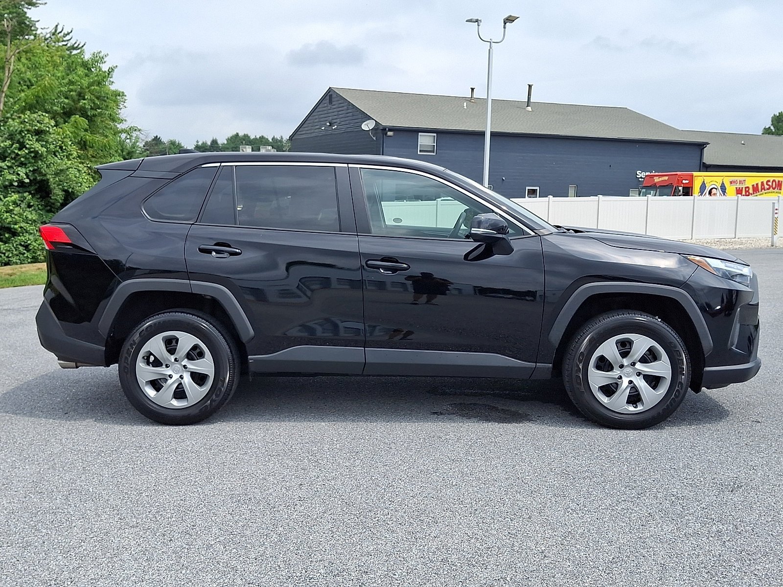 Used 2023 Toyota RAV4 LE AWD/4WD image 8