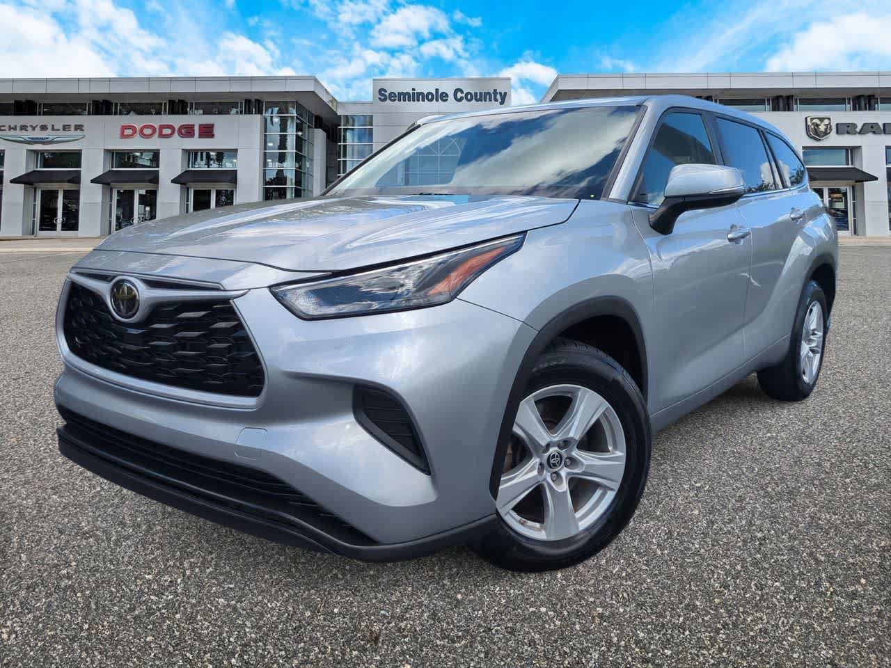 Used 2023 Toyota Highlander L FWD image 1