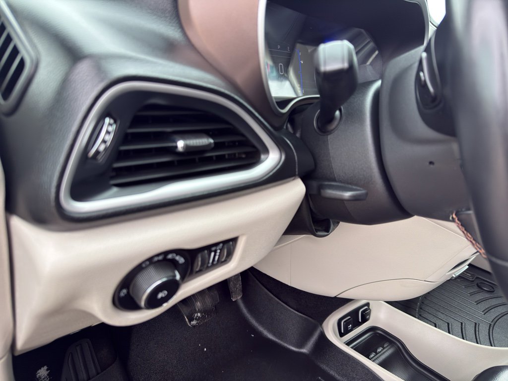 Used 2018 Chrysler Pacifica Touring-L image 13