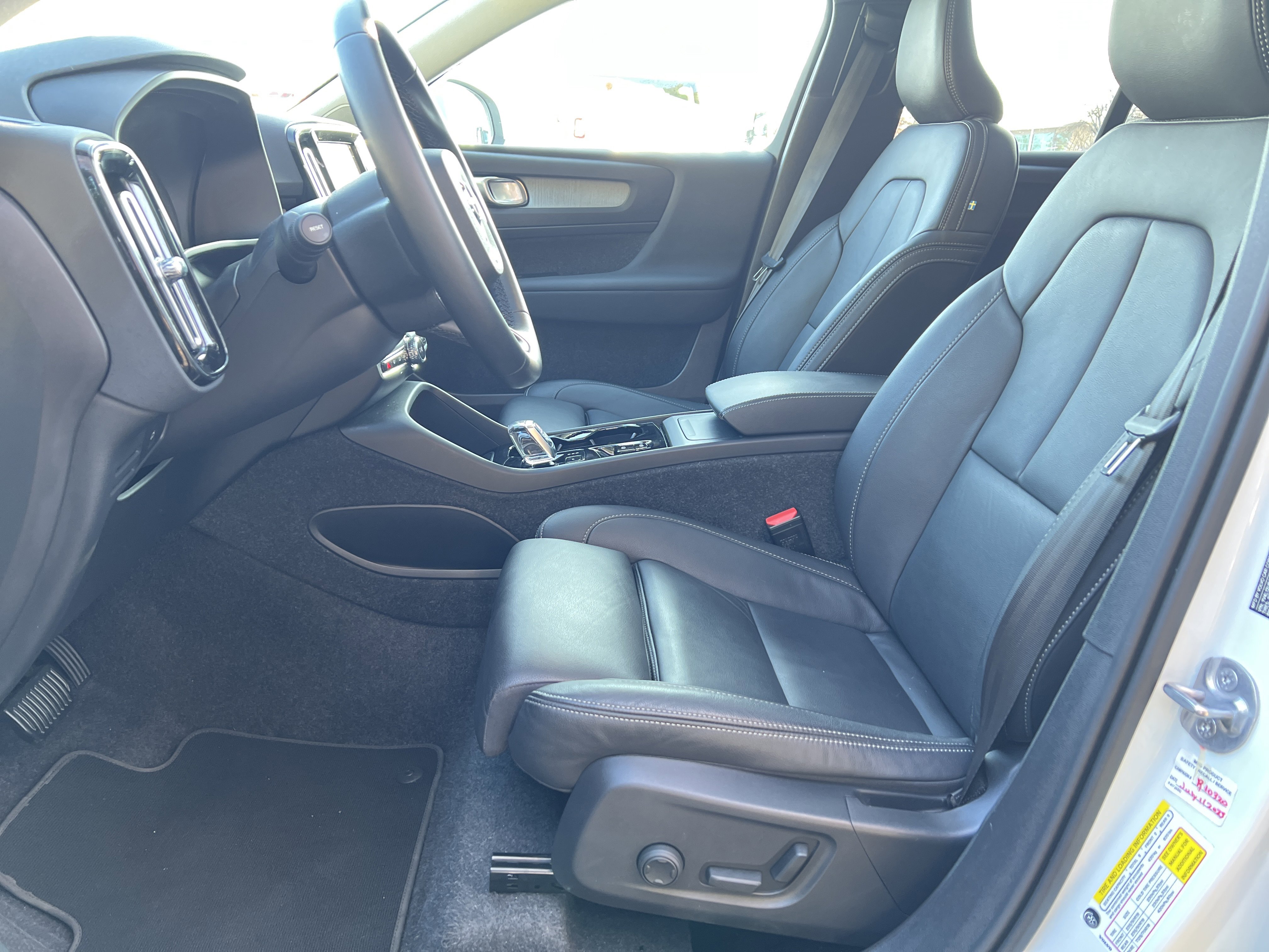 Used 2025 Volvo XC40 B5 Plus image 16