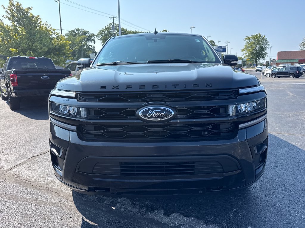 Used 2023 Ford Expedition Limited AWD/4WD image 3