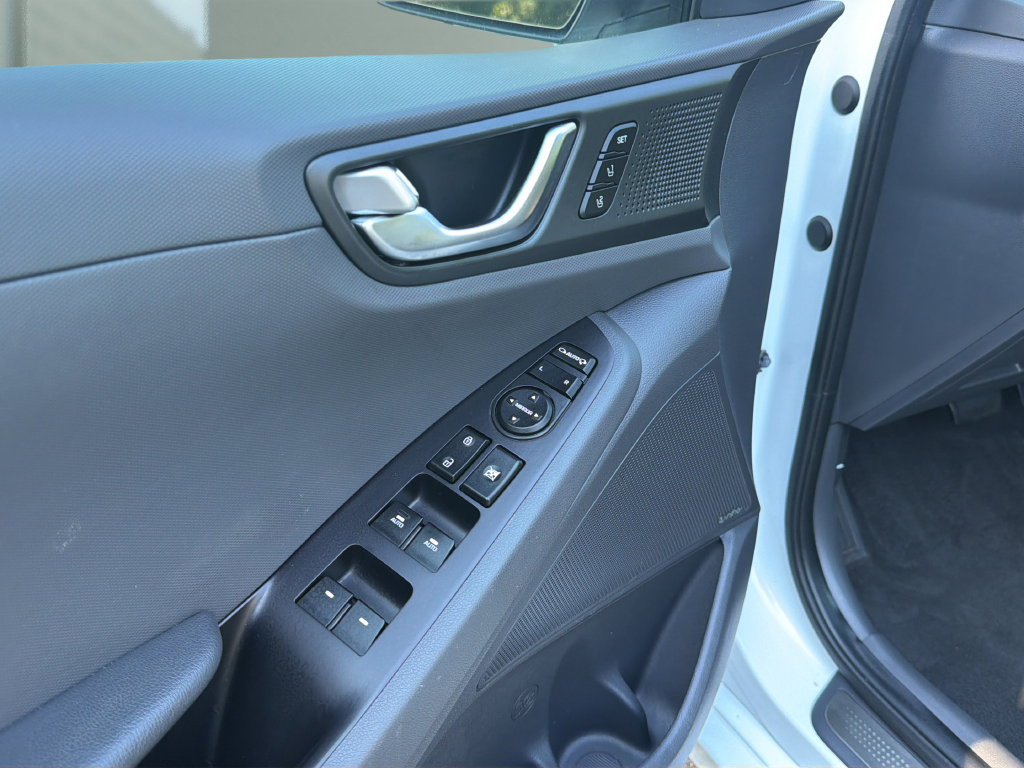 Used 2019 Hyundai Ioniq Limited FWD image 11