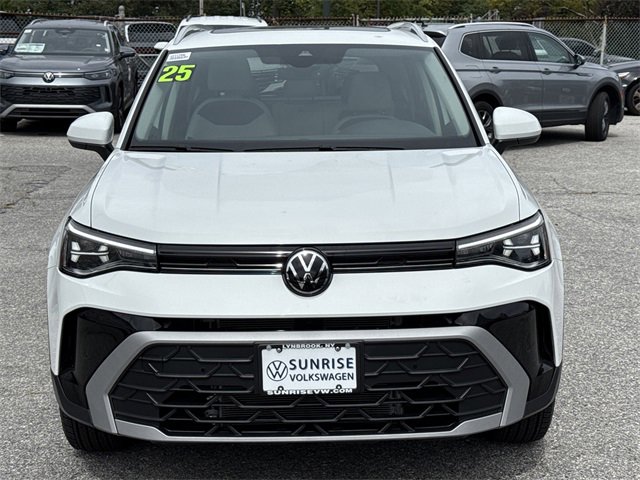 Used 2025 Volkswagen Taos SE image 4