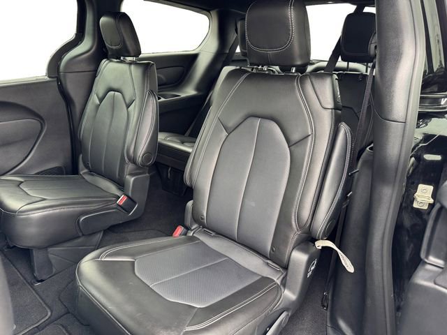 Certified 2025 Chrysler Pacifica Select image 16