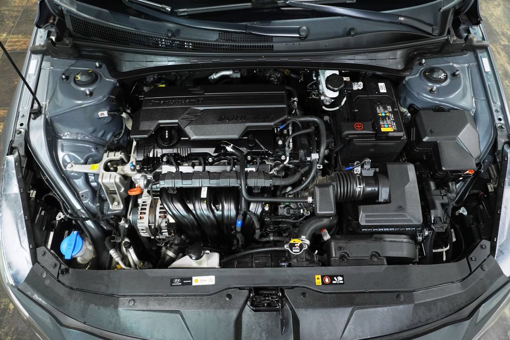 Used 2023 Hyundai Elantra SEL w/ Preferred Accessory Package FWD image 9