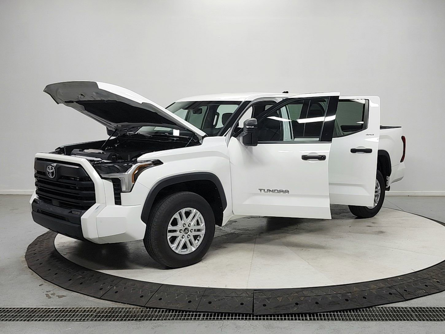 Used 2022 Toyota Tundra SR5 w/ SR5 Convenience Package AWD/4WD image 11