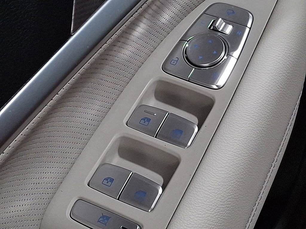 Used 2023 Genesis G70 3.3T image 25