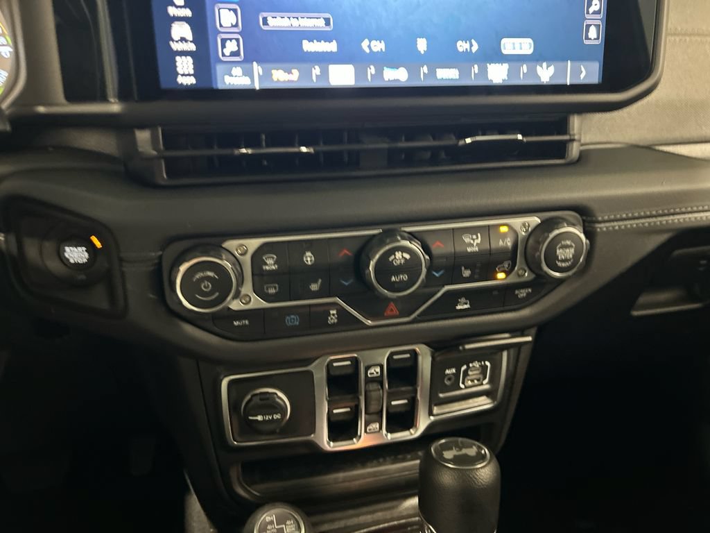 Used 2025 Jeep Wrangler Unlimited Sahara AWD/4WD image 24