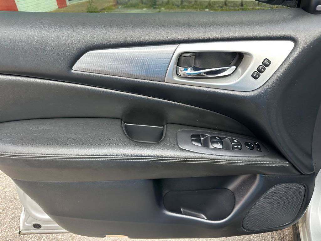 Used 2019 Nissan Pathfinder SL AWD/4WD image 20