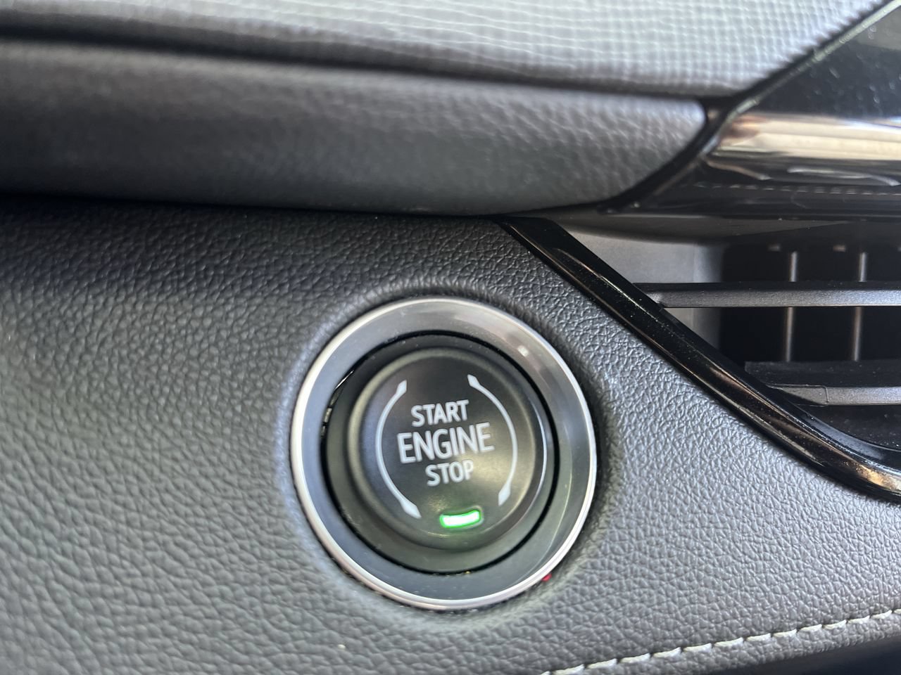 Used 2025 Buick Enclave Preferred AWD/4WD image 15