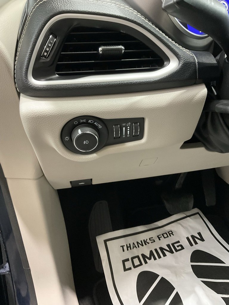 Used 2021 Chrysler Pacifica Touring-L image 8