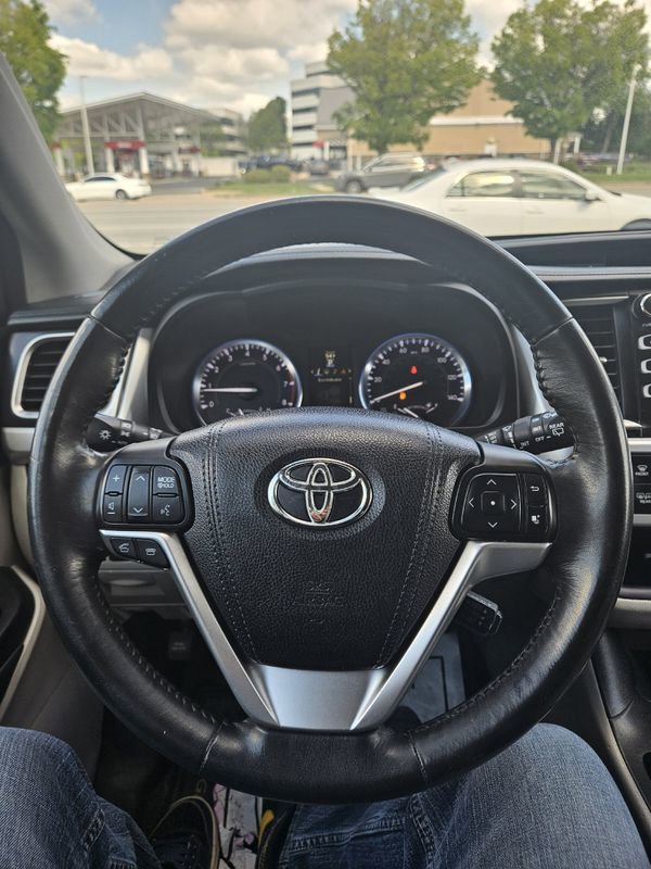 Used 2015 Toyota Highlander XLE AWD/4WD image 11