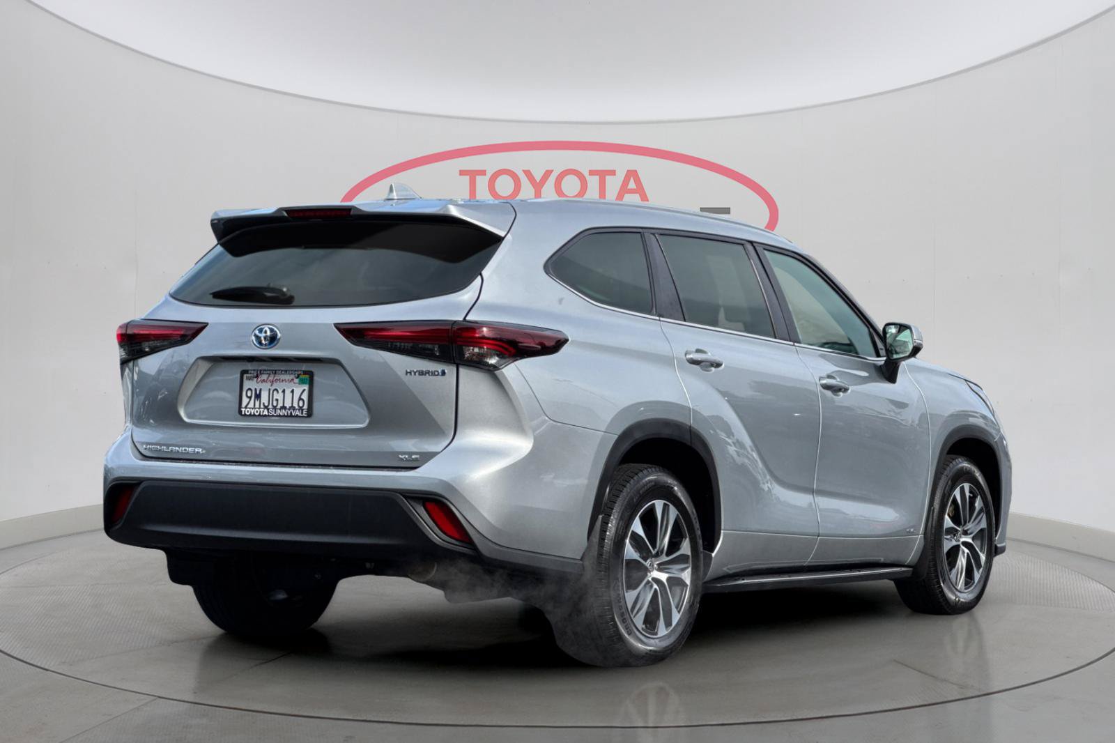 Used 2024 Toyota Highlander XLE AWD/4WD image 3