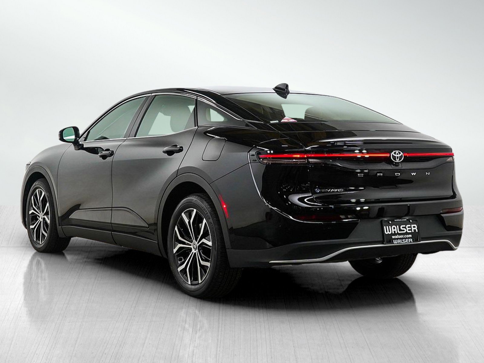 Used 2025 Toyota Crown XLE AWD/4WD image 3