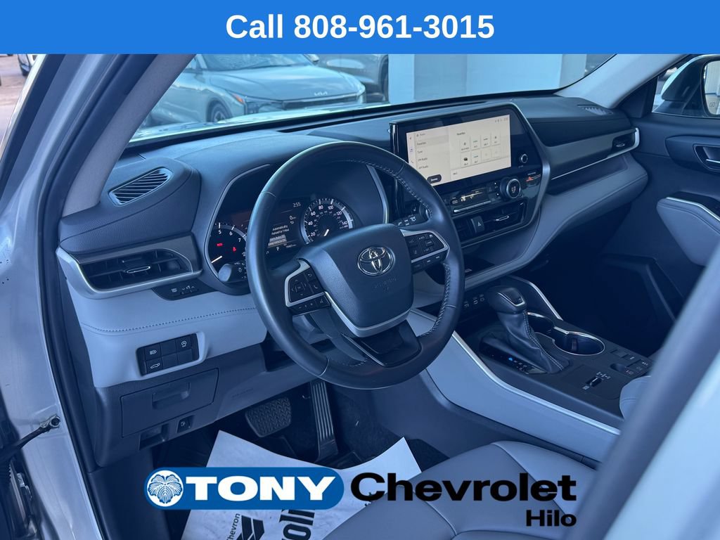Used 2024 Toyota Highlander XLE FWD image 9