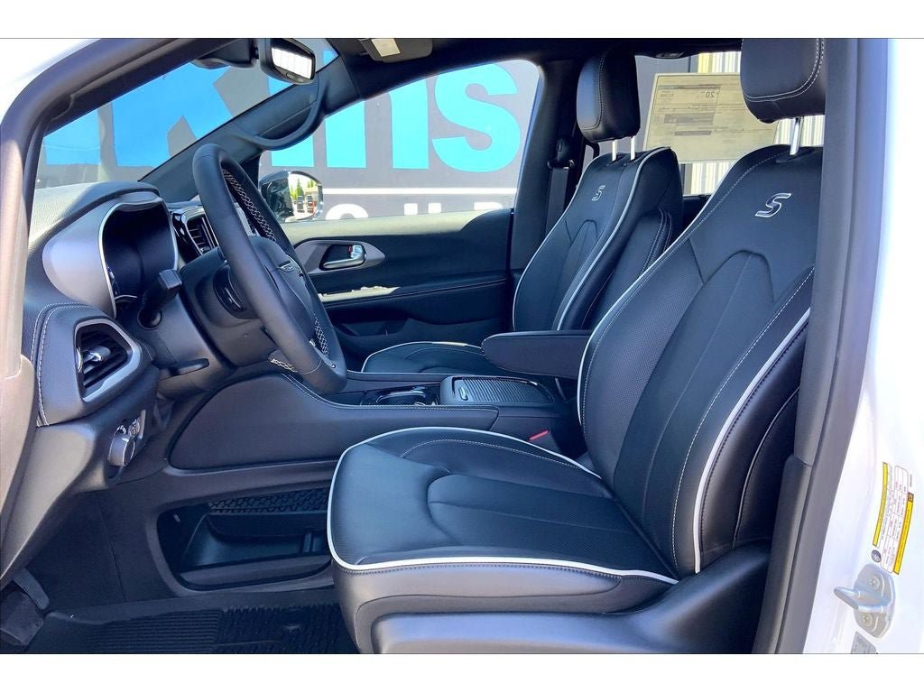 New 2027 Chrysler Pacifica Limited AWD/4WD image 10