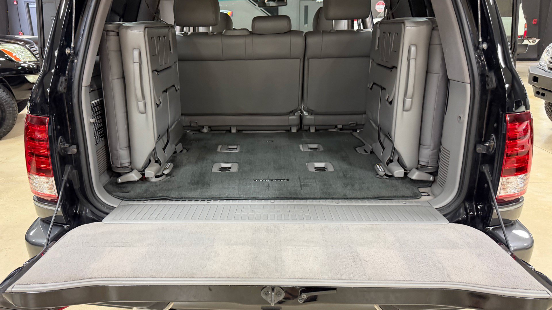 Used 2007 Lexus LX 470 4WD w/ Limited Edition image 37