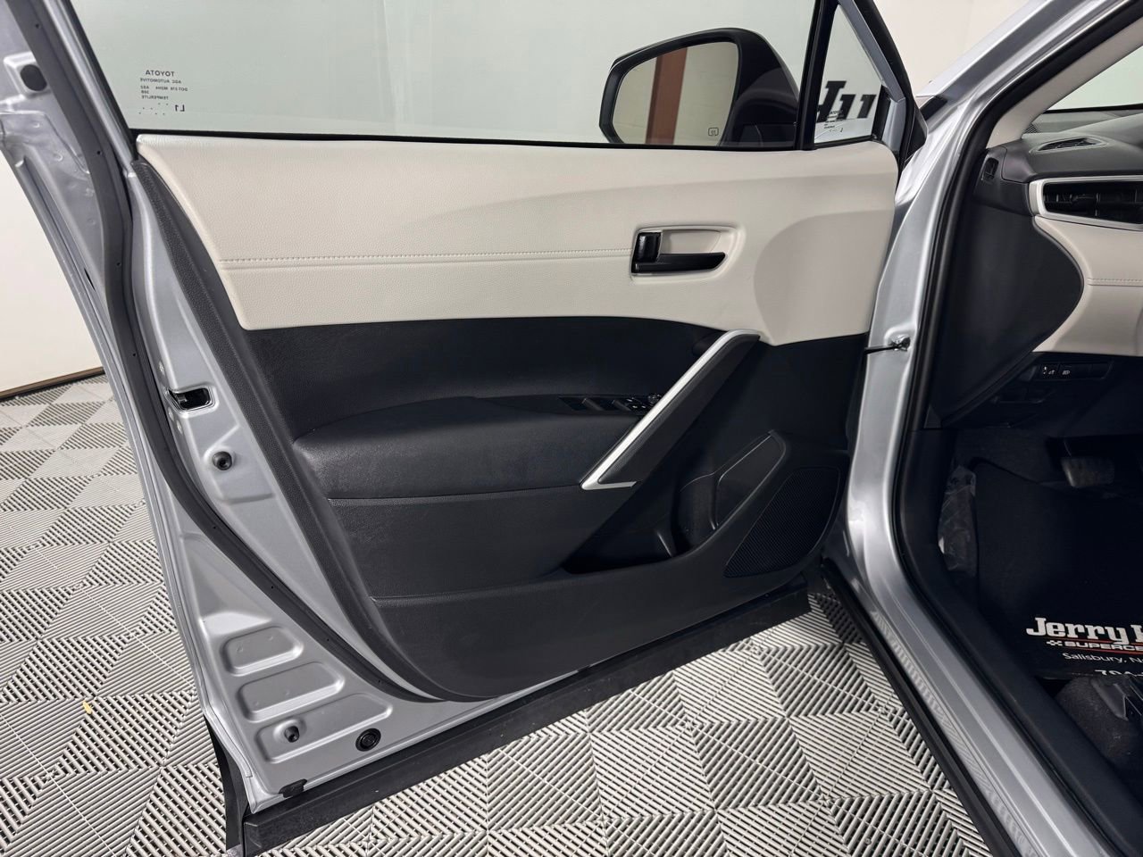 Used 2024 Toyota Corolla Cross L image 10