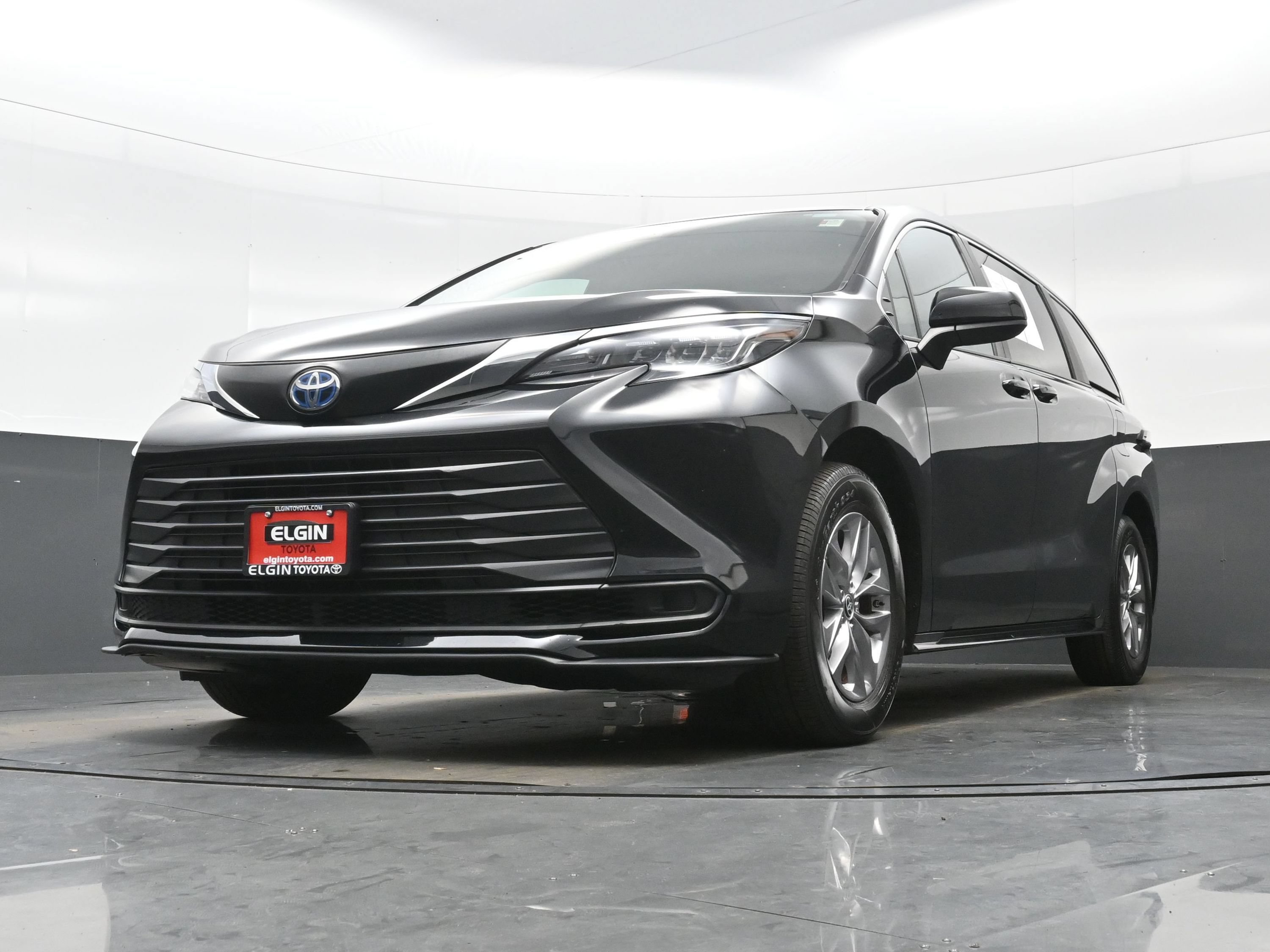 Used 2025 Toyota Sienna LE FWD image 29