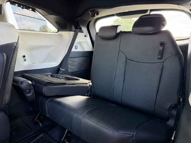 Used 2025 Toyota Sienna Platinum FWD image 29