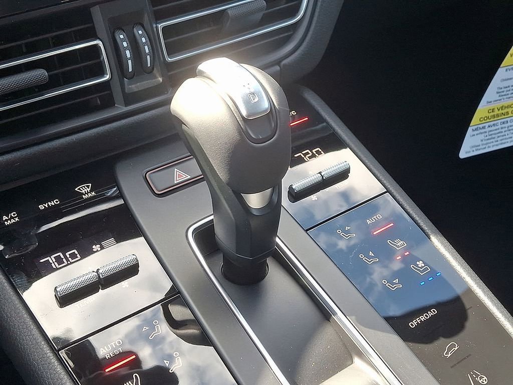 Used 2025 Porsche Macan image 18