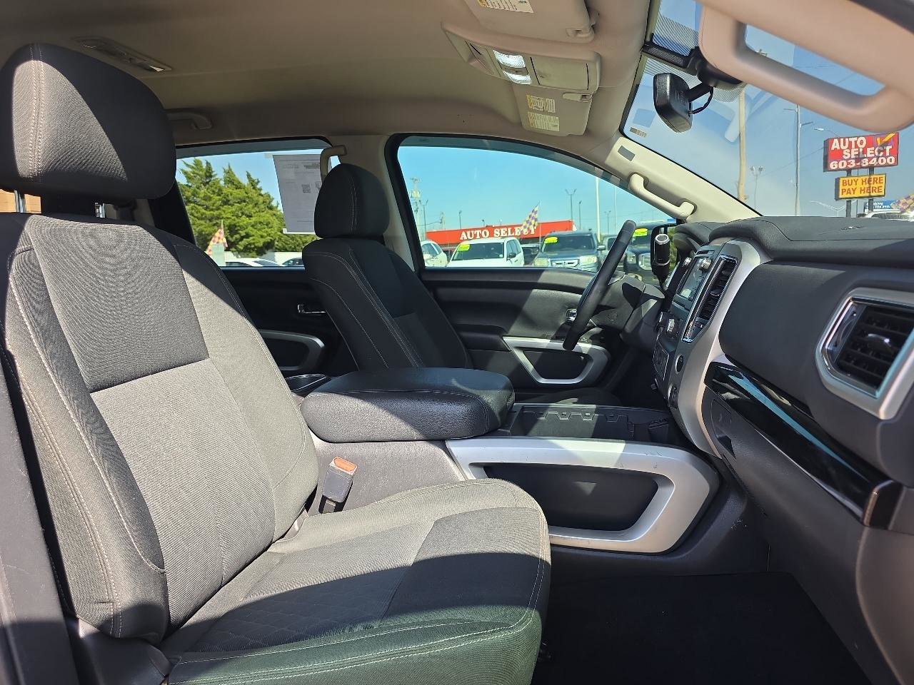 Used 2017 Nissan Titan SV image 20