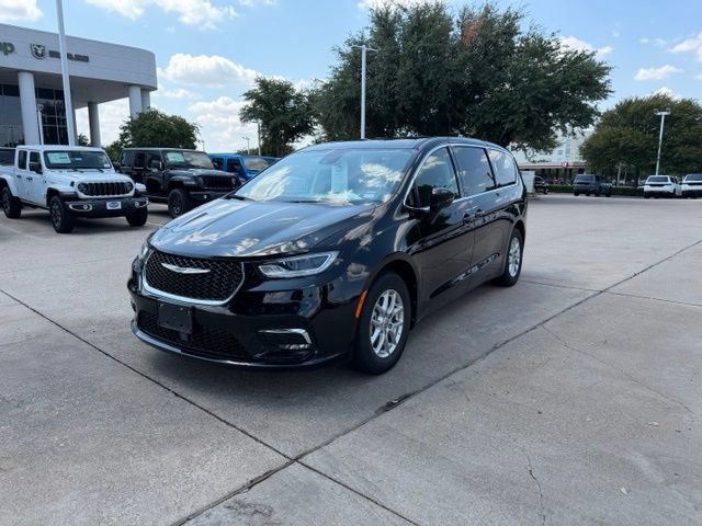 Used 2024 Chrysler Pacifica Touring-L FWD image 3