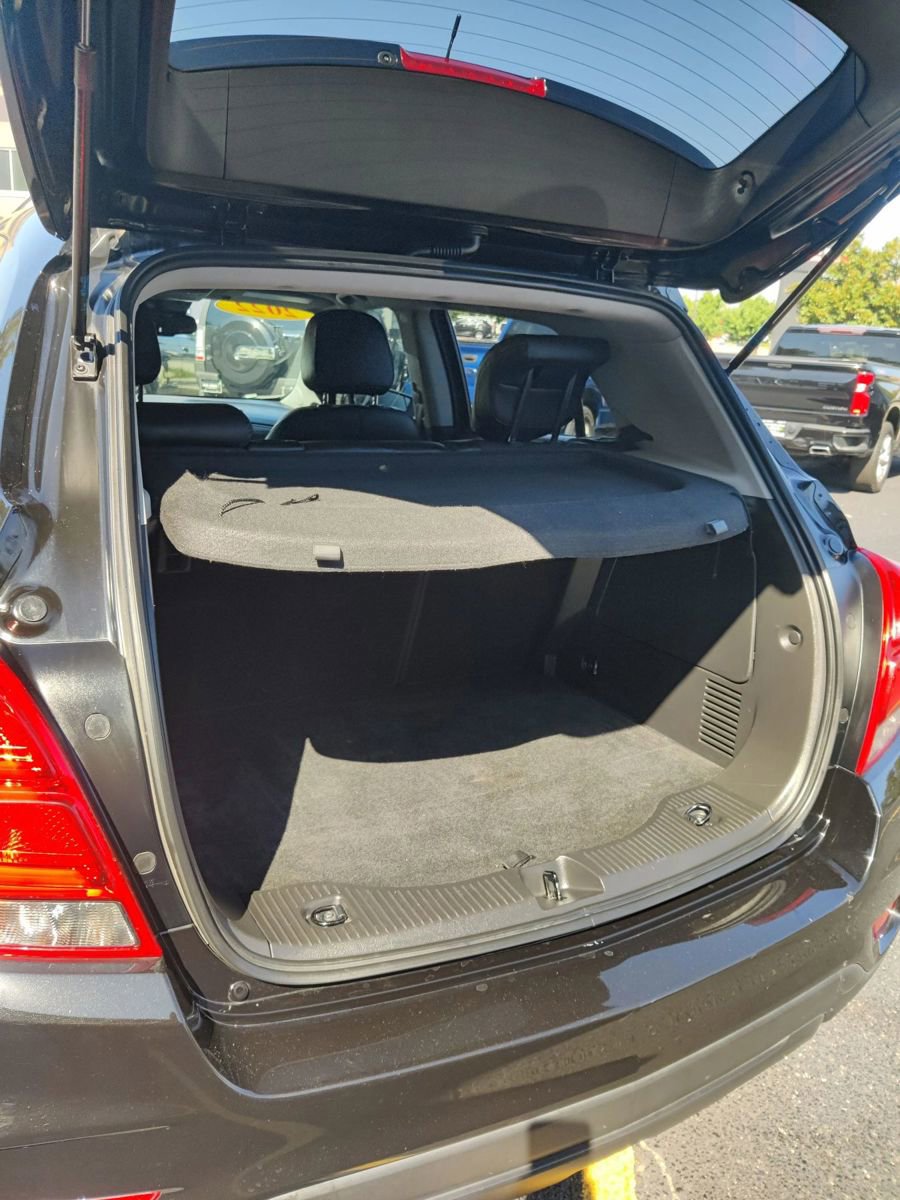 Used 2022 Chevrolet Trax LT w/ Midnight Edition image 10