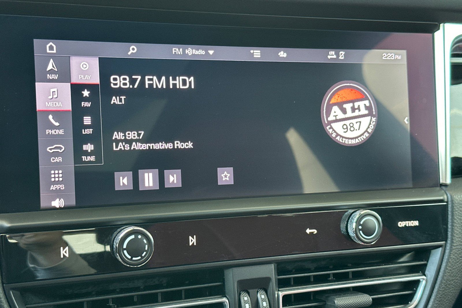 Certified 2023 Porsche Macan S AWD/4WD image 18