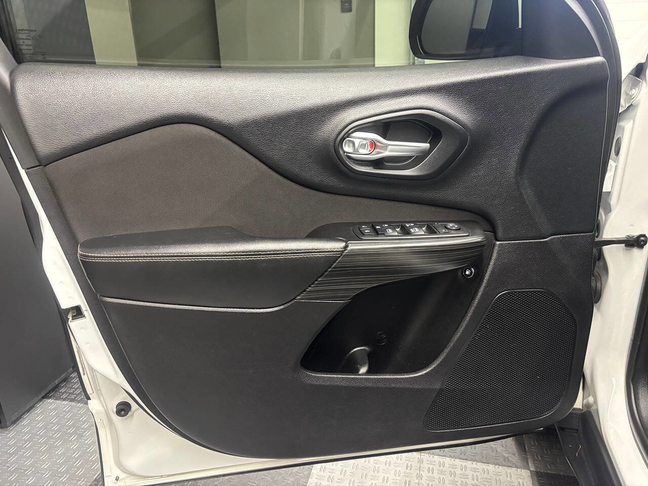 Used 2014 Jeep Cherokee Latitude AWD/4WD image 13