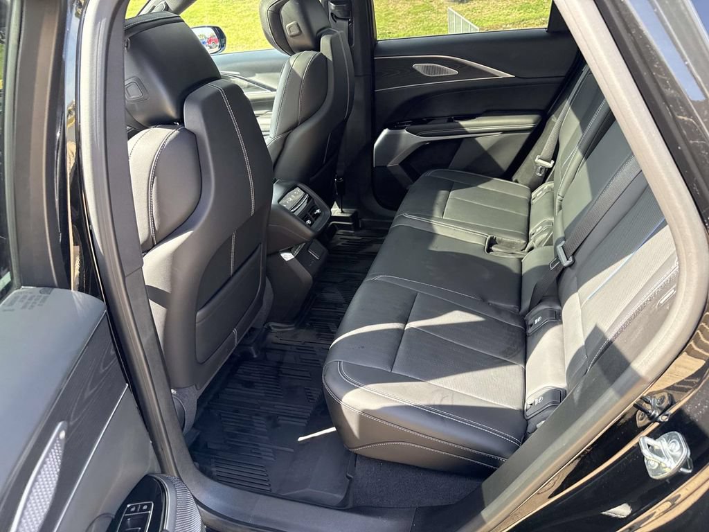 Used 2025 Cadillac Lyriq Luxury w/ LPO, Floor Liner Package AWD/4WD image 10
