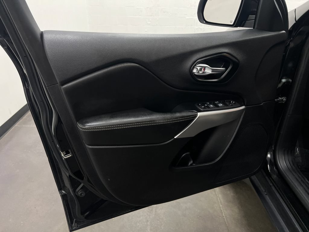 Used 2022 Jeep Cherokee Latitude w/ Sun & Sound Group AWD/4WD image 12