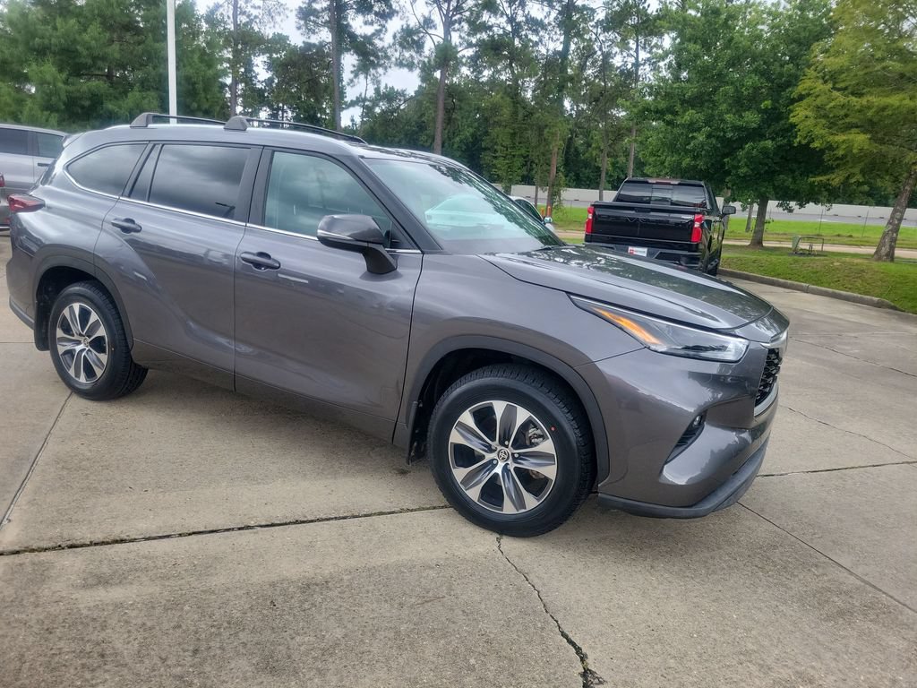 Certified 2024 Toyota Highlander XLE FWD image 9