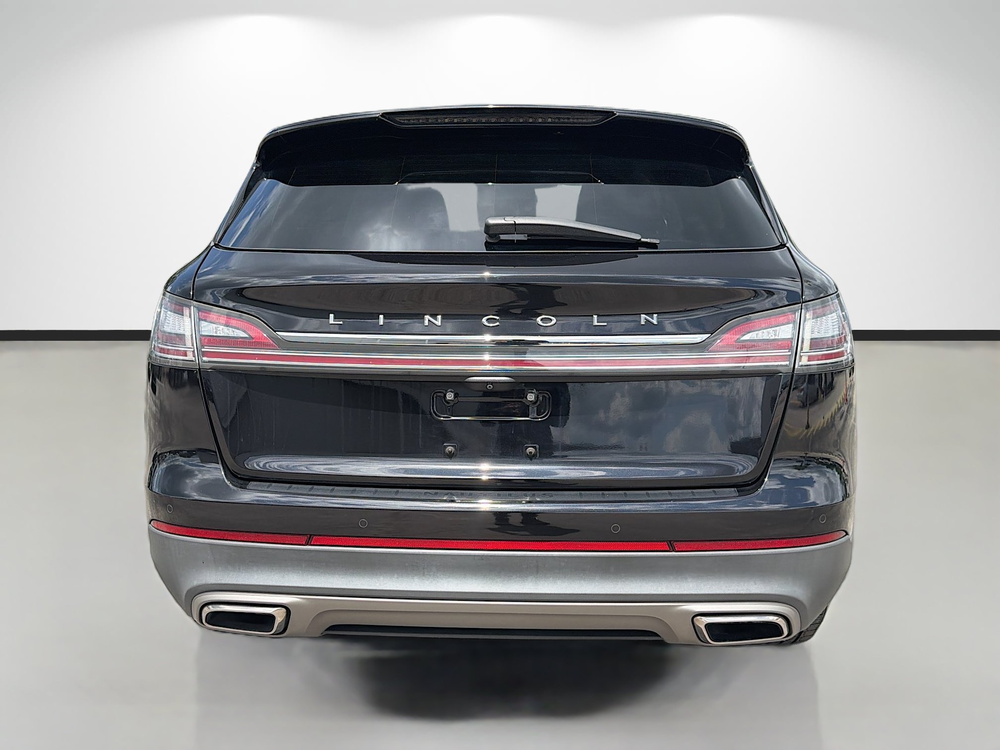 Used 2022 Lincoln Nautilus FWD w/ Premium Package image 4