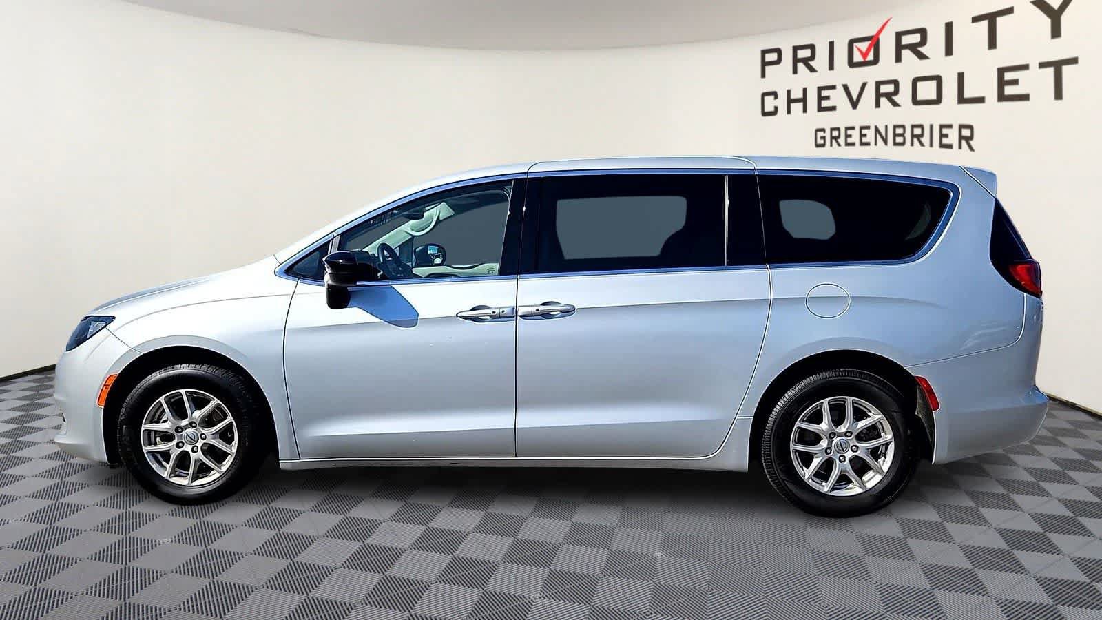 Used 2024 Chrysler Voyager LX FWD image 5